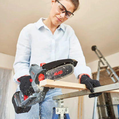 Akku-Minikettensäge 18V bei der Arbeit: Kette im Holz mit Schnittlinie