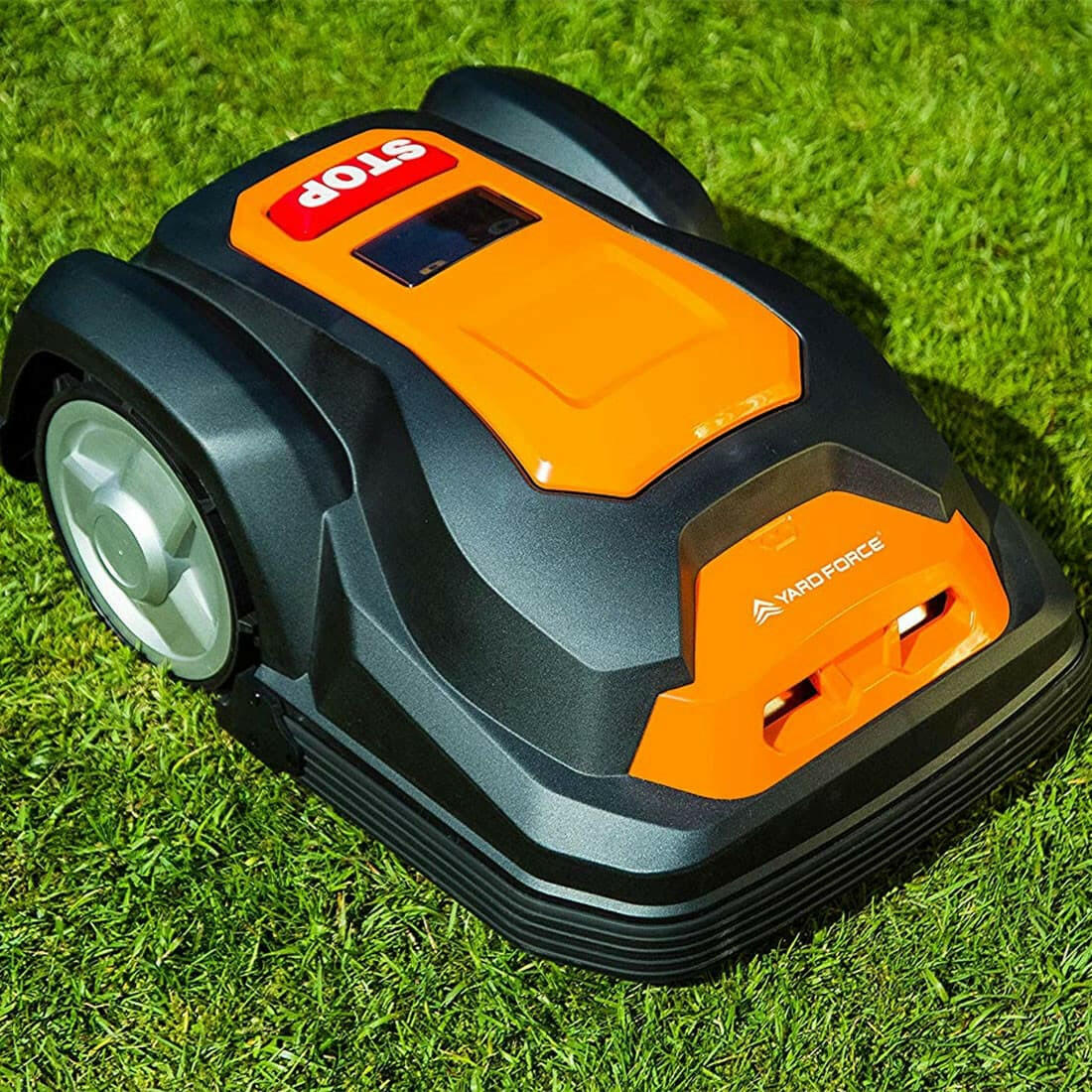 Rasenroboter SA900B schwarz-orange auf Gras, Front/Seitenansicht